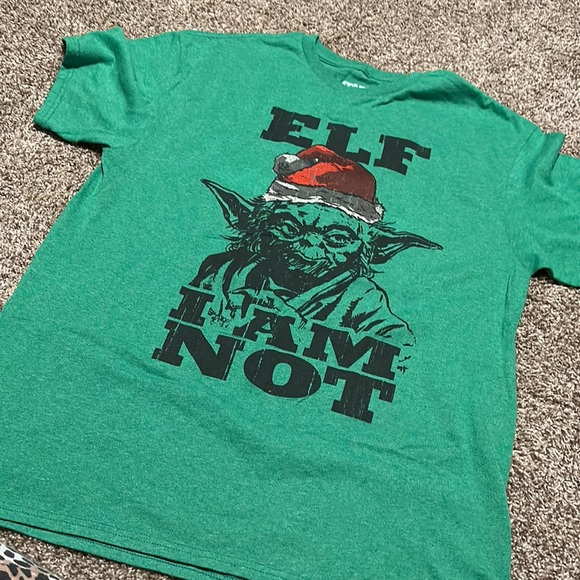 T-shirt De Noël Elfe De Noël Le Plus Ancien Elf | Vecteur Premium